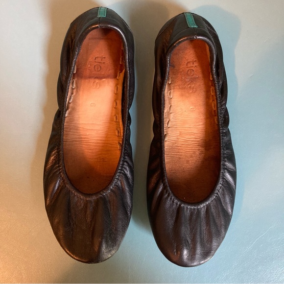 Tieks Shoes - Tieks matte black classic foldable flats